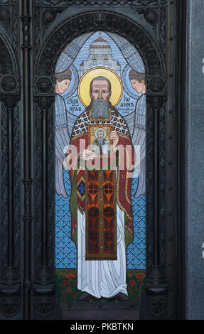 Der heilige Johannes von Kronstadt auf dem Haupttor der Kronstädter Naval Kathedrale in Kronstadt bei St. Petersburg, Russland dargestellt. Stockfoto