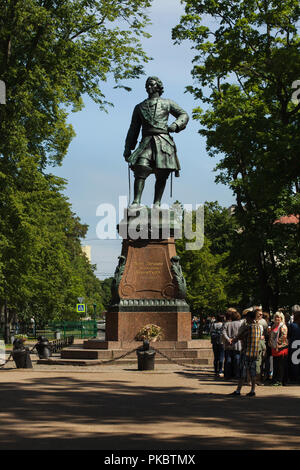 Denkmal für Peter den Großen als Begründer des Kronstädter Festung, die von französischen Bildhauer Napoleon Jacques (1841) in Kronstadt bei St. Petersburg, Russland. Stockfoto