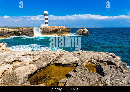 Idyllischer Blick von Leuchtturm auf Mallorca, direkt am Meer in Colonia de Sant Jordi Stockfoto