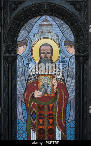 Der heilige Johannes von Kronstadt auf dem Haupttor der Kronstädter Naval Kathedrale in Kronstadt bei St. Petersburg, Russland dargestellt. Stockfoto