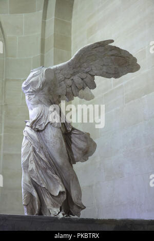 Hellenistische Marmorstatue bekannt als das geflügelte Nike von Samothrake aus dem 2. Jahrhundert v. Chr. in der Nähe des Louvre in Paris, Frankreich. Stockfoto