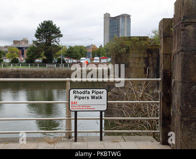 Pipers Spaziergang in Swansea mit Blick über den Fluss Tawe gerade von der Hauptstraße mit ne signage und schön gepflasterten Weg zu Fuß entlang der Ufer. Stockfoto