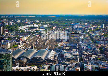 Hauptbahnhof in der Stadt Frankfurt am Main. Stockfoto