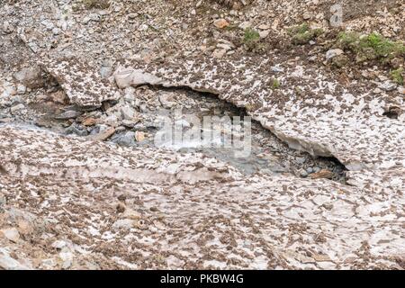Bleibt der Eis- und Schneedecke über einem Bergbach im Sommer, Österreich Stockfoto