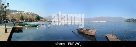 Landschaft in kleine Anlegestelle der Fischerboote und Vögel in Ice Lake Stockfoto