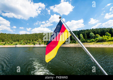 Deutsche Flagge auf einem Boot im Sommer winken im Wind über den See Stockfoto