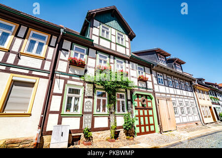 Alte deutsche Haus auf einer Straße im Sommer mit roten Blumen Stockfoto