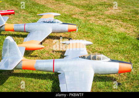 Modell Flugzeuge auf der grünen Wiese im Sommer warten auf take-off Stockfoto