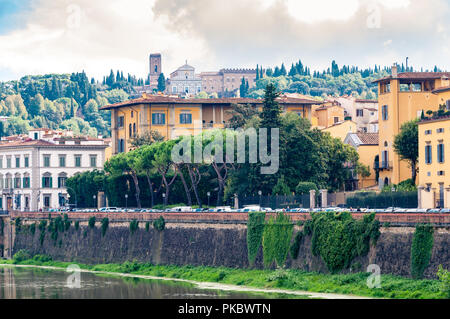 Der Fluss Arno mit Bäumen und Gebäuden der Renaissance in Florenz (Firenze), Italien Stockfoto