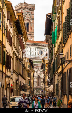 Die Taufkapelle St. Johannes gesehen aus einer Seitenstraße in Florenz (Firenze), Italien Stockfoto