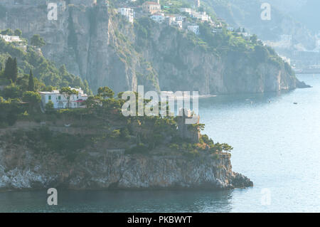 Die Küste von Amalfi und ein Haus auf einer felsigen Landzunge, zum Mittelmeer, Italien Stockfoto