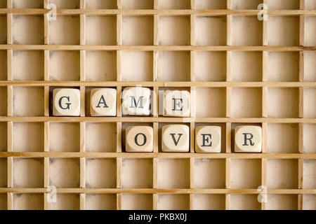 Game over Schild aus Holz Würfel auf einem Regal im Retro-Stil Stockfoto