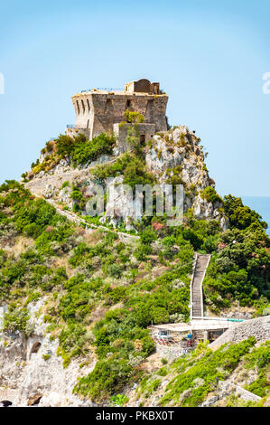Der Capo di Conca am Mittelmeer in Conca dei Marini, Salerno, Kampanien, Italien Stockfoto