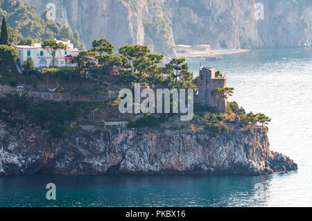 Die Küste von Amalfi und ein Haus auf einer felsigen Landzunge, zum Mittelmeer, Salerno, Italien Stockfoto