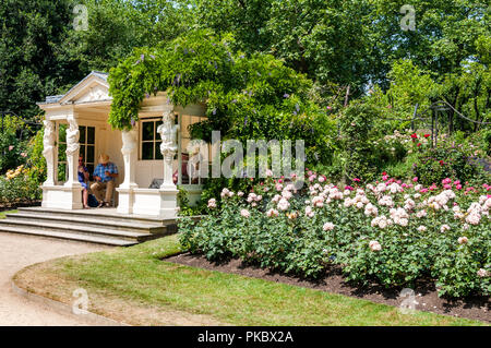 Ein Garten Kiosk (Belvedere) auf dem Gelände des Buckingham Palace bei der Krönung Festival, Buckingham Palace, London, England, Großbritannien Stockfoto