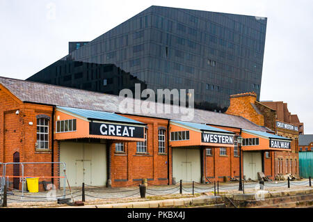 Die alte Great Western Railway Gebäude gegen moderne Architektur in Liverpool, England, UK Stockfoto