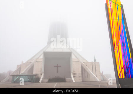 Liverpool Metropolitan Cathedral, eine moderne katholische Kathedrale und Glasmalereien in den Nebel in Liverpool, England, UK Stockfoto