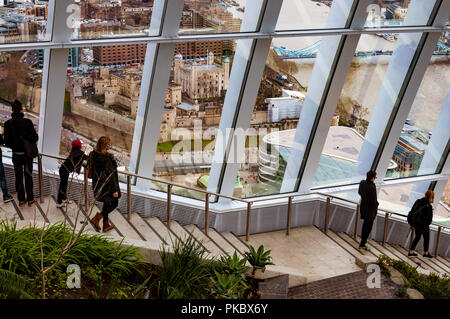 Kleine Farne, riesige Fenster, Leute am Tower von London in der Sky Garden, Walkie Talkie Gebäude (20 Fenchurch Street), London, England, UK suchen Stockfoto