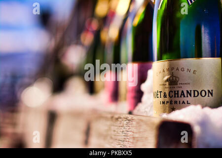 Moet Chandon Champagner aufgereiht, große Tiefenschärfe, im Schnee. Stockfoto
