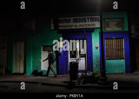 Sonora industrielle Unternehmen auf die Reparatur von Schuhen gewidmet. Eine Nacht im historischen Zentrum von Hermosillo, Sonora, Mexiko. (Foto: Luis Gutierrez Stockfoto
