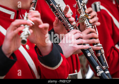 Klarinette Musiker in roter Uniform spielen Sie Musik auf ihren Instrumenten Stockfoto