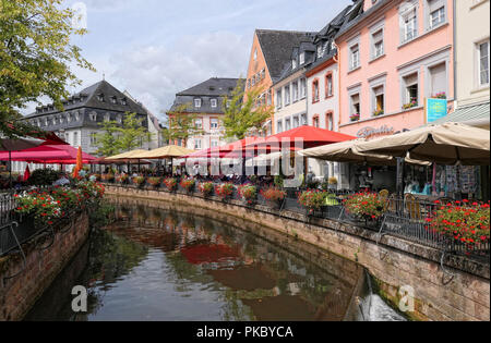 Leiwen, Rheinland-pfalz/Deutschland 24. August 2018: Saarburg Stadtbild mit seiner historischen Altstadt und Leuk Fluss in die Stadt zu fließen Stockfoto