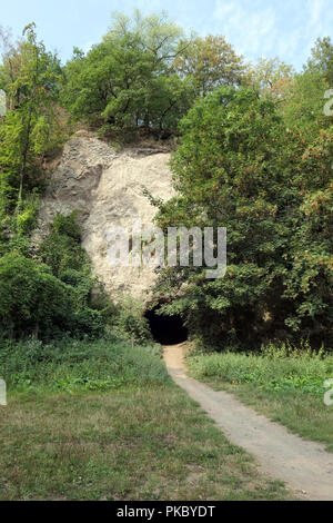 Besuch der trass Höhlen im Brohltal Tal in der Eifel in Deutschland. Der Bergbau aus vulkanischem Gestein in römischer Zeit. Stockfoto
