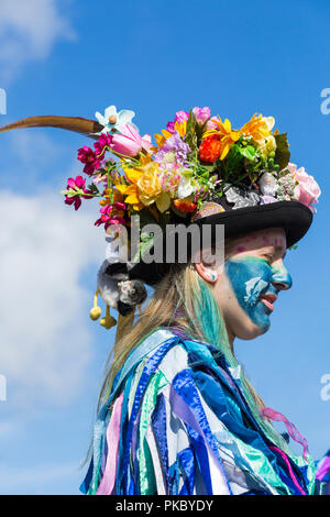 Morris Tänzerin, Mitglied des Exmoor Grenze Morris an der Swanage Folk Festival, Dorset Großbritannien auf einem schönen warmen sonnigen Tag im September 2018. Stockfoto