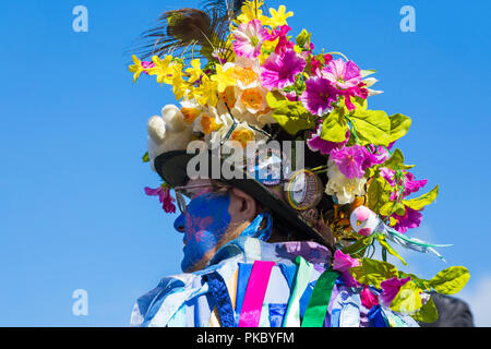 Morris Tänzerin, Mitglied des Exmoor Grenze Morris an der Swanage Folk Festival, Dorset Großbritannien auf einem schönen warmen sonnigen Tag im September 2018. Stockfoto