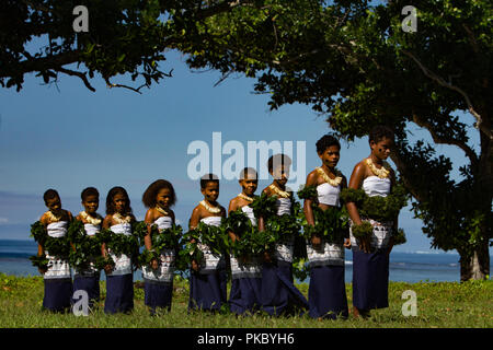 Die Dorfbewohner von Waitabu Dorf in Taveuni Island, Fiji auf einem traditonellen Kava Zeremonie für eine Gruppe von kulturellen Touristen. Stockfoto