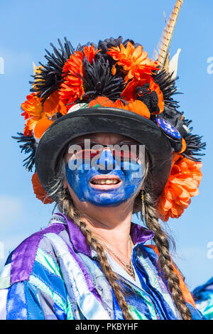 Morris Tänzerin, Mitglied des Exmoor Grenze Morris an der Swanage Folk Festival, Dorset Großbritannien auf einem schönen warmen sonnigen Tag im September 2018. Stockfoto