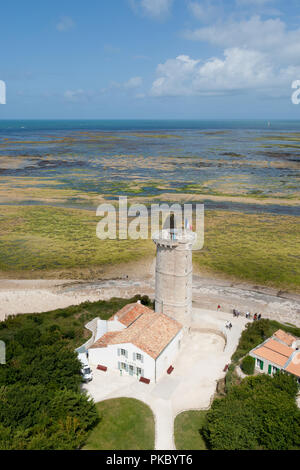 Küsten Watch Tower Antenne mit dem Meer im Hintergrund. Stockfoto