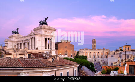 Blick auf die Denkmäler auf dem Kapitol (Altare della Patria auf der Linken, Santa Maria in Ara Coeli in der Mitte, und der Piazza del Campidoglio auf dem r Stockfoto