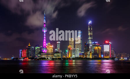 Pudong, Shanghai bei Nacht Stockfoto