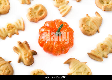 Halloween cookies und Kürbis auf weißem Hintergrund Stockfoto