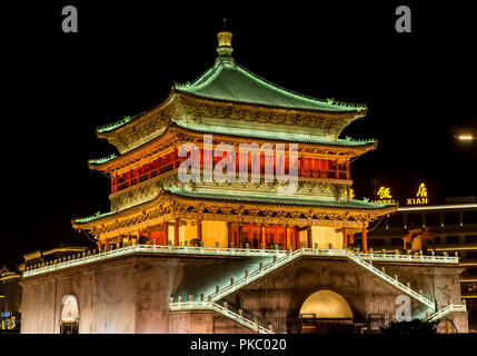 Der Xian Bell Tower bei Nacht; Xian, Provinz Shaanxi, China Stockfoto