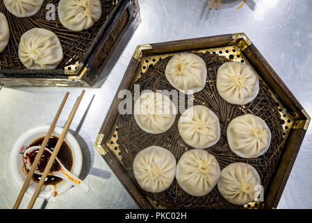 Traditionelle chinesische Essen im berühmten Lebensmittelmarkt im muslimischen Viertel; Xian, Provinz Shaanxi, China Stockfoto