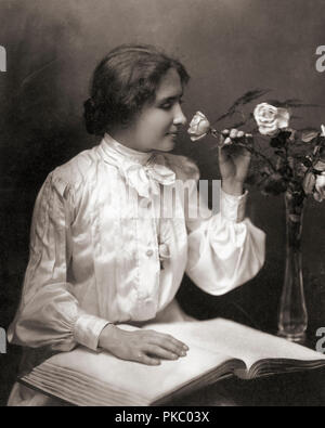 Helen Keller, 1880-1968. Obwohl taub und blind, Helen Keller studierte an der Harvard Universität Radcliffe College mit einem Bachelor of Arts. Ihre Geschichte wurde weithin durch das Spiel und Film die Wundertäter bekannt. Stockfoto