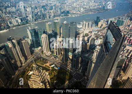 Blick von der Aussichtsplattform auf dem Shanghai Tower, ein 632 Meter und 128 Geschichte megatall Wolkenkratzer in Lujiazui, Pudong, Shanghai, China Stockfoto