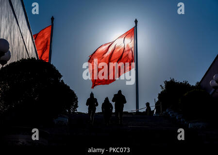 Silhouetten von Menschen und Flagge auf dem Platz des Himmlischen Friedens, Peking, China Stockfoto