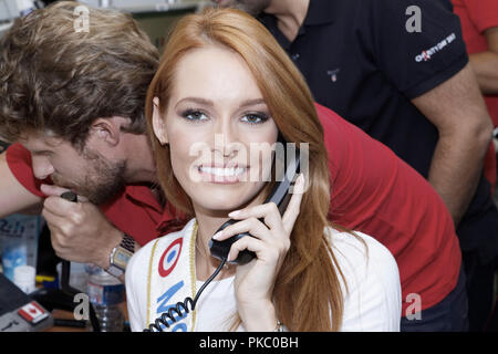 Paris, Frankreich. 11. September 2018. Maëva Coucke (Miss Frankreich 2018) Antworten Einen Anruf, während im Jahr 2018 die jährliche Charity Tag teilnehmenden bewirtet durch BGC am Dienstag Nachmittag am 11. September in Paris, Frankreich. Prominente in die Makler für BGC Partners und seine Tochtergesellschaften für 7 Verbände in Gedenken an die Opfer des 11. September. Quelle: Bernard Menigault/Alamy leben Nachrichten Stockfoto