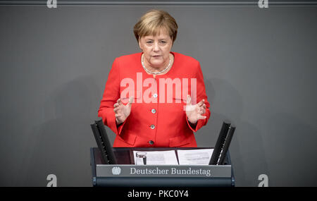 Berlin, Deutschland. 12 Sep, 2018. Berlin, Deutschland. 12 Sep, 2018. 09. Dezember 2018, Berlin: Bundeskanzlerin Angela Merkel nimmt an einer Plenarsitzung des Deutschen Bundestages über den Haushalt 2019 in Berlin, Deutschland, 12. September 2018. Quelle: dpa Picture alliance/Alamy leben Nachrichten Stockfoto