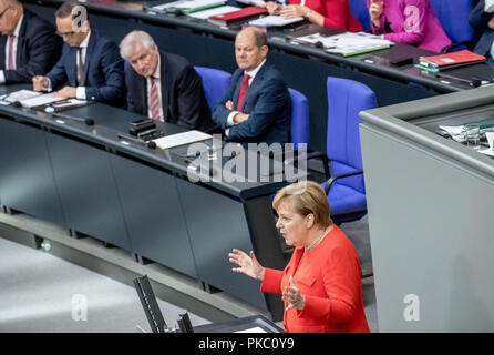 Berlin, Deutschland. 12 Sep, 2018. 09. Dezember 2018, Berlin: Bundeskanzlerin Angela Merkel (R) spricht während einer Plenarsitzung des Deutschen Bundestages über den Haushalt 2019 in Berlin, Deutschland, 12. September 2018. Quelle: dpa Picture alliance/Alamy leben Nachrichten Stockfoto