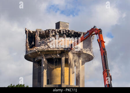 Southport, Lancashire, UK. 12 Sep, 2018. Abriss von grieben Halle Wasserturm, mit backenbrecher auf Gebäude Aufbauten demolieren. Diese brachfläche wird für den Bau von 128 Wohnhäuser gelöscht. Die seddon Wohnungen Entwicklung wird neben den letzten Wohnanlagen werden und eine Fortsetzung der Erweiterung Hausbau im Nordwesten. Die verstärkte Zement Beton Wasserturm versorgt das Krankenhaus mit einer Fülle von Wasser für die Care Center längst geschlossen. Credit: MediaWorldImages/Alamy leben Nachrichten Stockfoto