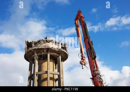 Southport, Lancashire, UK. 12 Sep, 2018. Abriss von grieben Halle Wasserturm, mit backenbrecher auf Gebäude Aufbauten demolieren. Diese brachfläche wird für den Bau von 128 Wohnhäuser gelöscht. Die seddon Wohnungen Entwicklung wird neben den letzten Wohnanlagen werden und eine Fortsetzung der Erweiterung Hausbau im Nordwesten. Die verstärkte Zement Beton Wasserturm versorgt das Krankenhaus mit einer Fülle von Wasser für die Care Center längst geschlossen. Credit: MediaWorldImages/Alamy leben Nachrichten Stockfoto