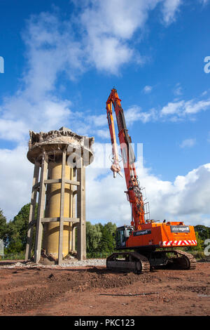 Southport, Lancashire, UK. 12 Sep, 2018. Abriss von grieben Halle Wasserturm, mit backenbrecher auf Gebäude Aufbauten demolieren. Diese brachfläche wird für den Bau von 128 Wohnhäuser gelöscht. Die seddon Wohnungen Entwicklung wird neben den letzten Wohnanlagen werden und eine Fortsetzung der Erweiterung Hausbau im Nordwesten. Die verstärkte Zement Beton Wasserturm versorgt das Krankenhaus mit einer Fülle von Wasser für die Care Center längst geschlossen. Credit: MediaWorldImages/Alamy leben Nachrichten Stockfoto