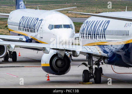 12. September 2018, Nordrhein-Westfalen, Weeze: Flugzeuge der irischen Fluggesellschaft Ryanair sind auf dem Vorfeld des Flughafen Weeze entfernt. In Deutschland, Mitarbeiter der Irischen Low-Cost-Airline Ryanair begonnen, einen 24-stündigen Streik am Mittwoch Nacht. Eine Sprecherin von Verdi sagte, dass mehrere Maschinen auf dem Boden geblieben war. Foto: Marcel Kusch/dpa Stockfoto