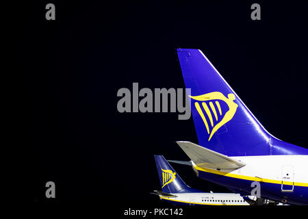 12. September 2018, Nordrhein-Westfalen, Weeze: Flugzeuge der irischen Fluggesellschaft Ryanair sind auf dem Vorfeld des Flughafen Weeze entfernt. In Deutschland, Mitarbeiter der Irischen Low-Cost-Airline Ryanair begonnen, einen 24-stündigen Streik am Mittwoch Nacht. Eine Sprecherin von Verdi sagte, dass mehrere Maschinen auf dem Boden geblieben war. Foto: Marcel Kusch/dpa Stockfoto