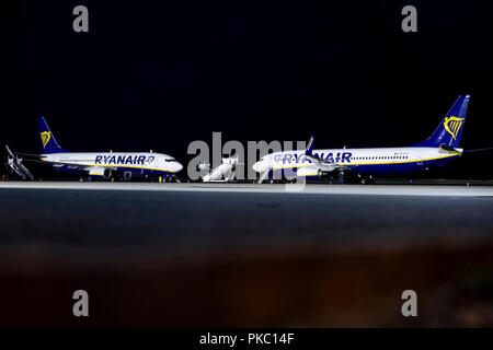 12. September 2018, Nordrhein-Westfalen, Weeze: eine Ebene der irischen Fluggesellschaft Ryanair steht auf dem Vorfeld des Flughafen Weeze. In Deutschland, Mitarbeiter der Irischen Low-Cost-Airline Ryanair begonnen, einen 24-stündigen Streik am Mittwoch Nacht. Eine Sprecherin von Verdi sagte, dass mehrere Maschinen auf dem Boden geblieben war. Foto: Marcel Kusch/dpa Stockfoto