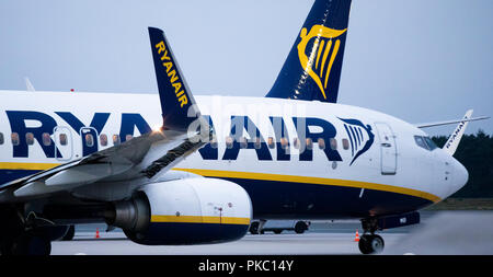 12. September 2018, Nordrhein-Westfalen, Weeze: Flugzeuge der irischen Fluggesellschaft Ryanair sind auf dem Vorfeld des Flughafen Weeze entfernt. In Deutschland, Mitarbeiter der Irischen Low-Cost-Airline Ryanair begonnen, einen 24-stündigen Streik am Mittwoch Nacht. Eine Sprecherin von Verdi sagte, dass mehrere Maschinen auf dem Boden geblieben war. Foto: Marcel Kusch/dpa Stockfoto